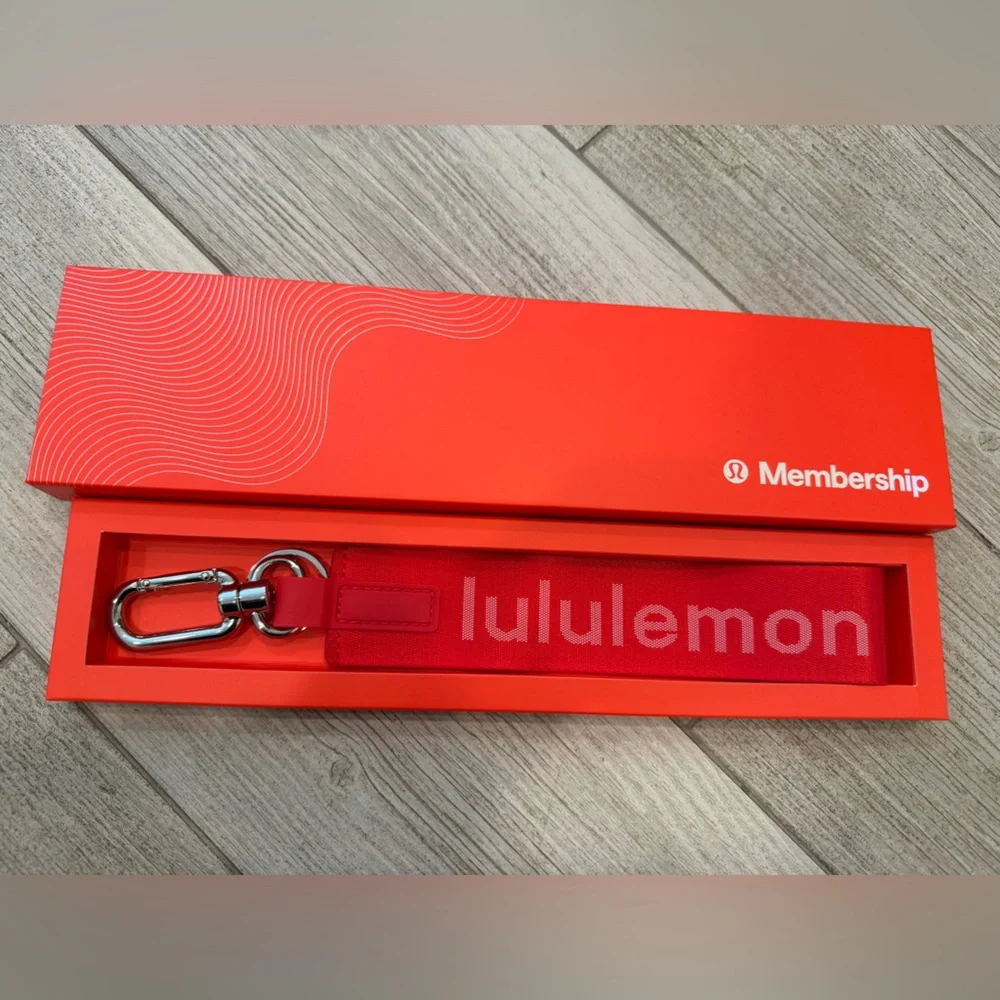 NEW! Exclusive Lululemon Member Access ‘Never Lost’ Keychain in color LURD/WHT